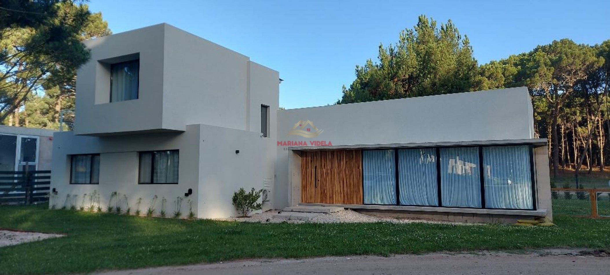 Casa en venta en Pinamar "LA BLANCA". Barrio Pioneros.