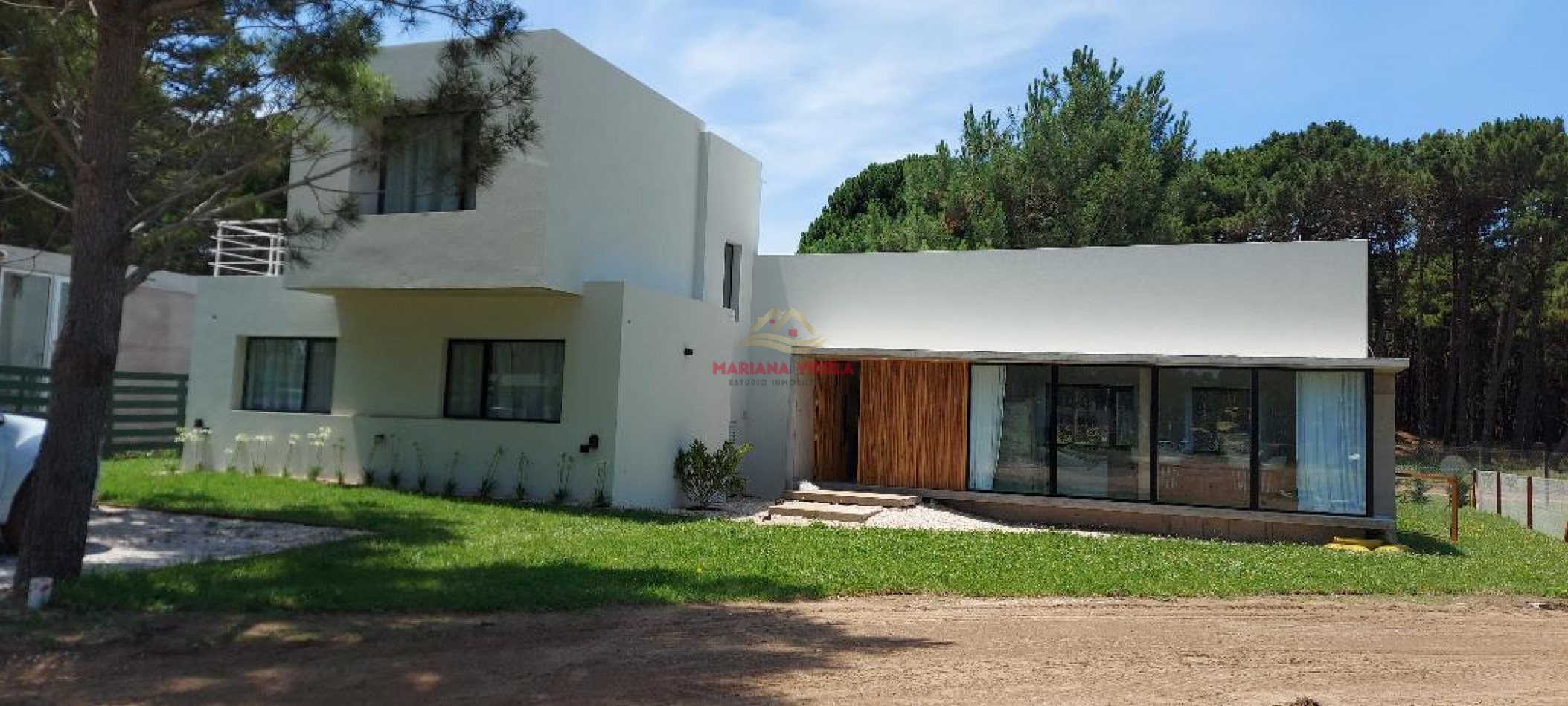 Casa en venta en Pinamar "LA BLANCA". Barrio Pioneros.