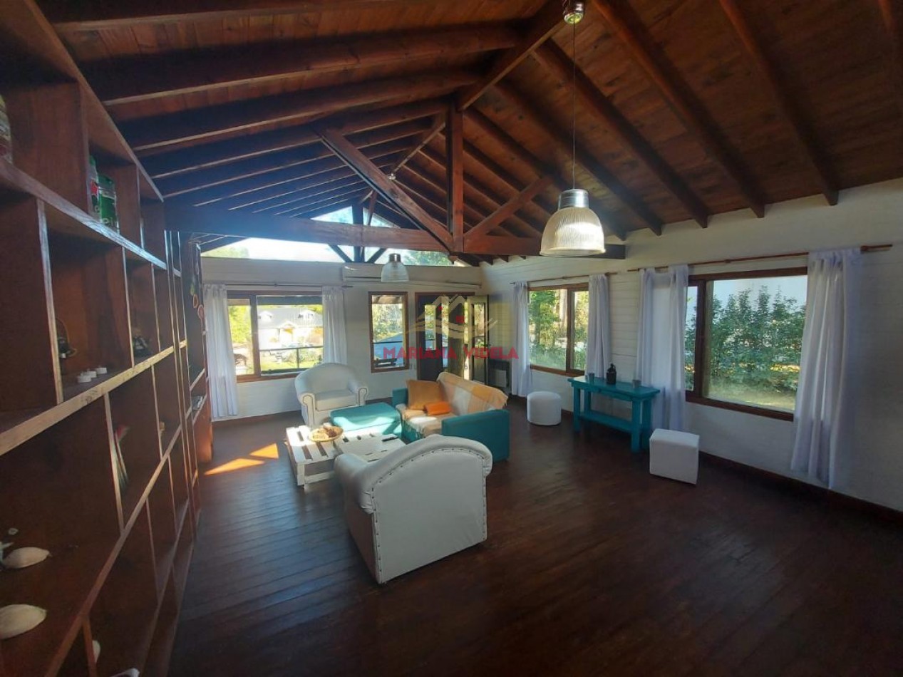 Casa en venta en Carilo, tipo cabaña.