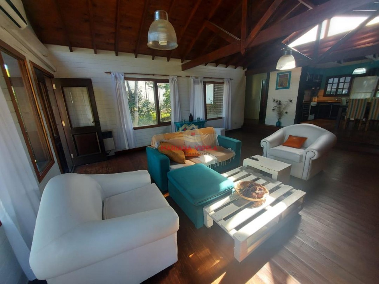 Casa en venta en Carilo, tipo cabaña.