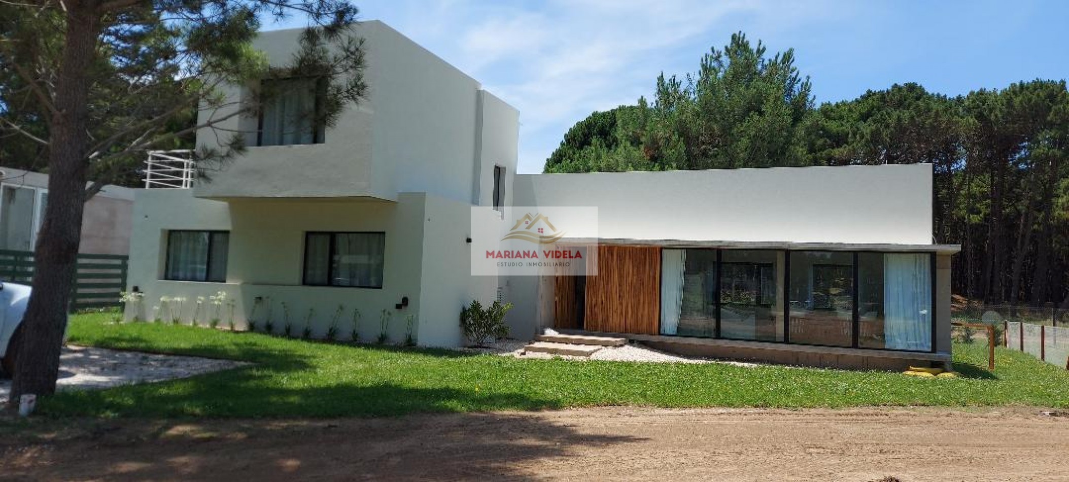 Casa en venta en Pinamar "LA BLANCA". Barrio Pioneros.