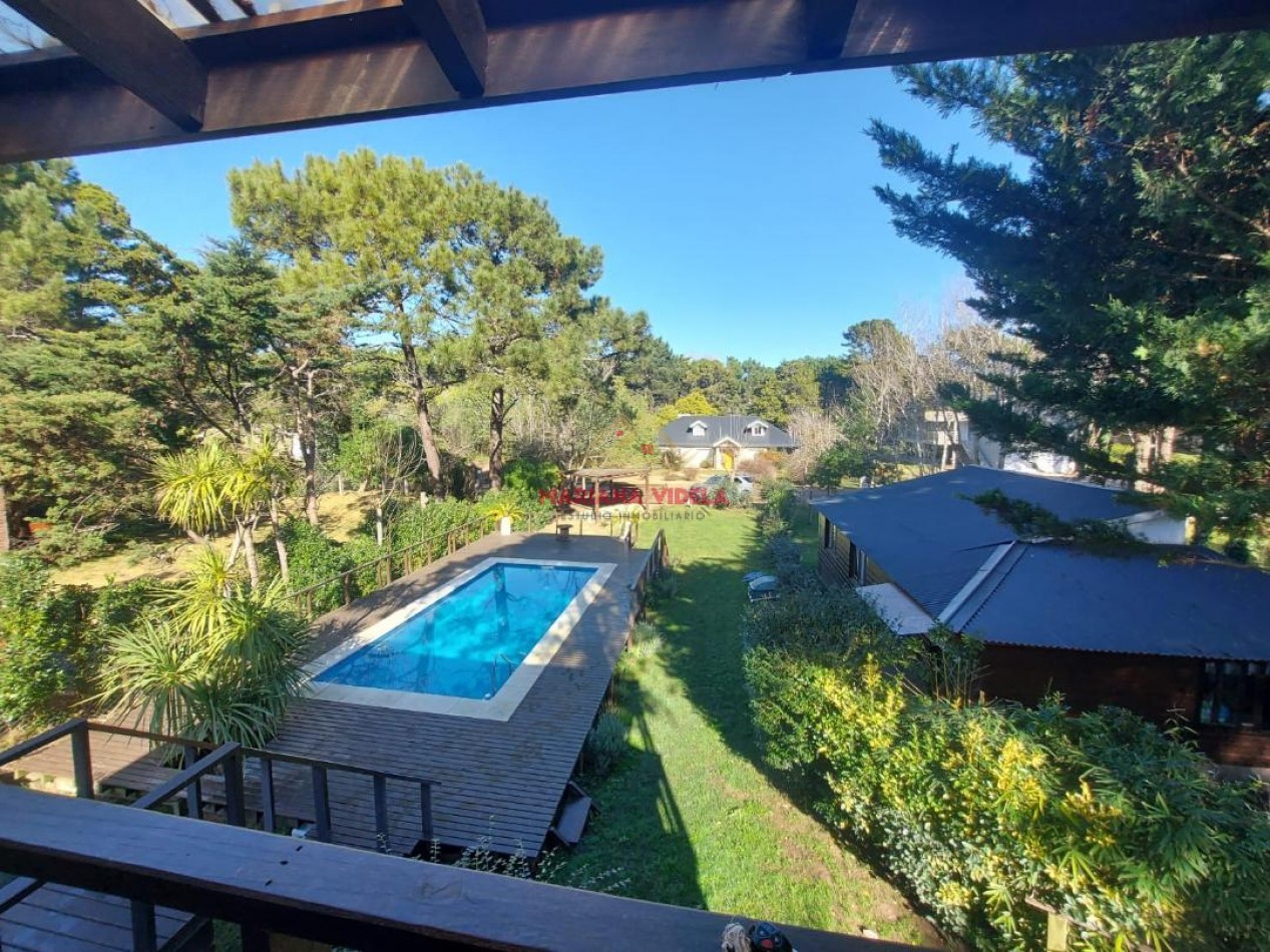 Casa en venta en Carilo, tipo cabaña.