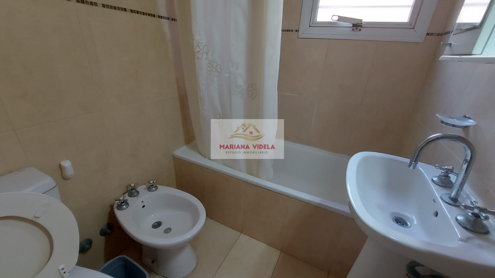 Departamento en alquiler anual. 3 dormitorios. Mar de Ostende. PB 1.