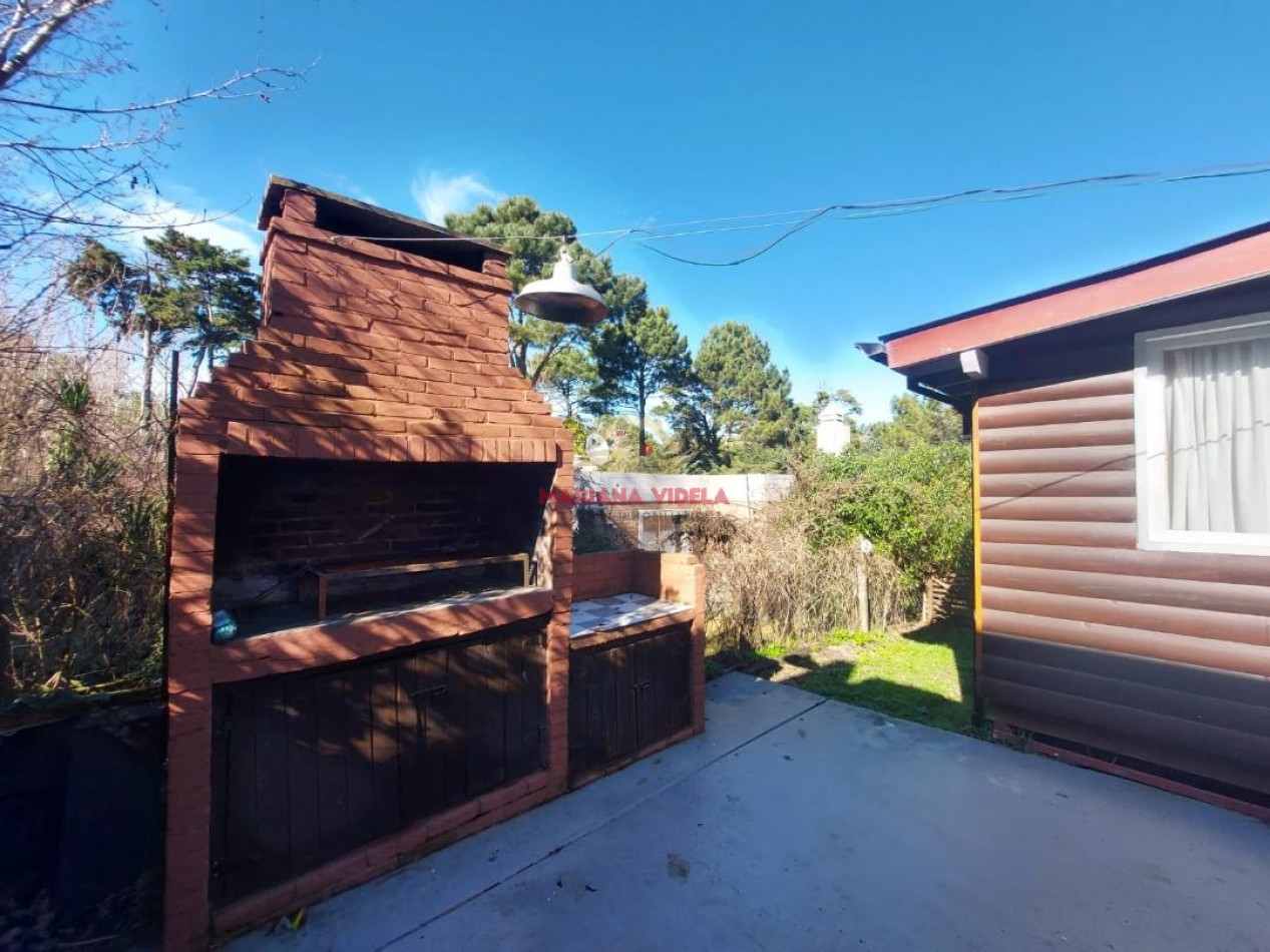 Casa en venta en Carilo, tipo cabaña.