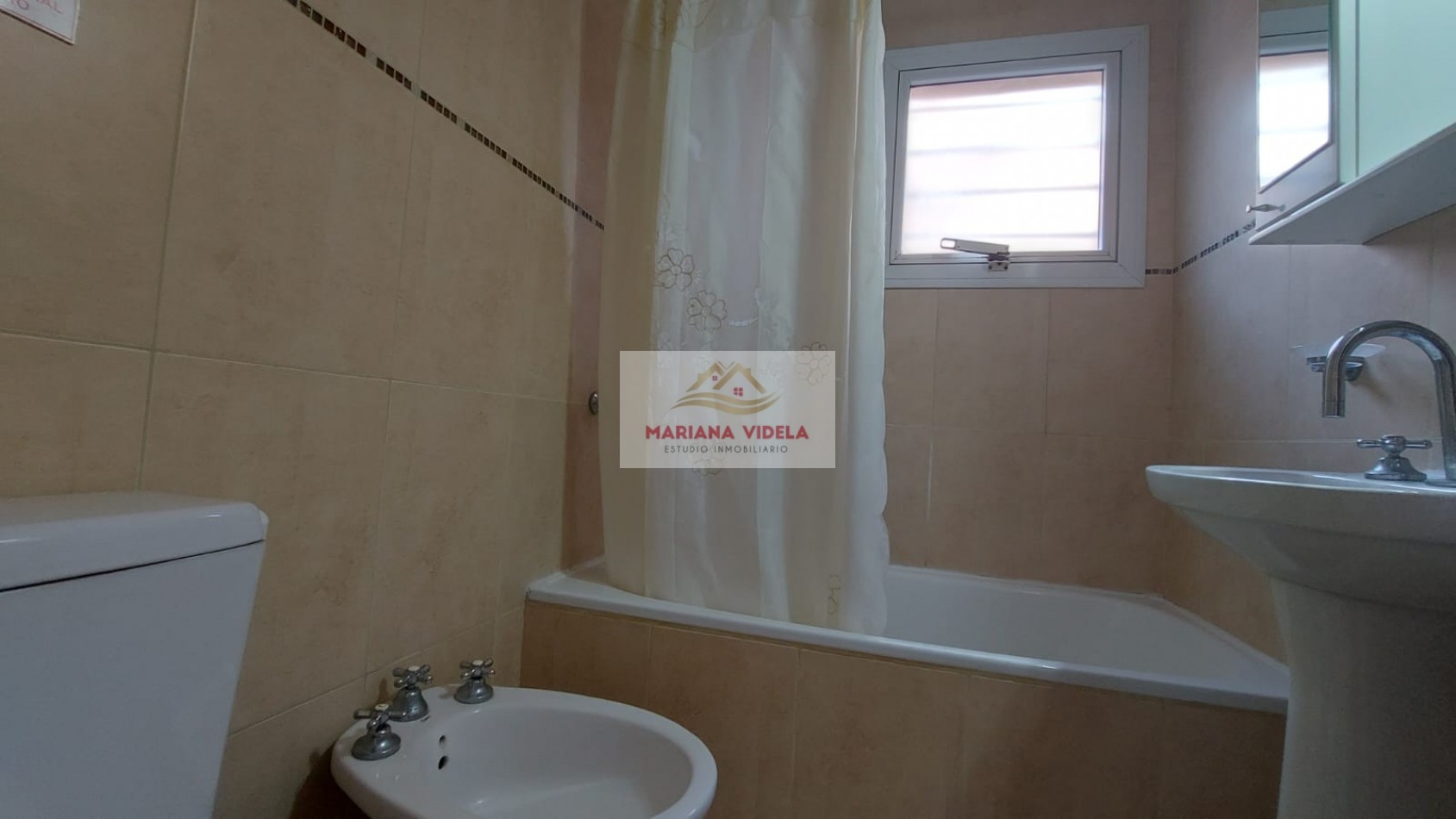 Departamento en alquiler anual. 3 dormitorios. Mar de Ostende. PB 1.