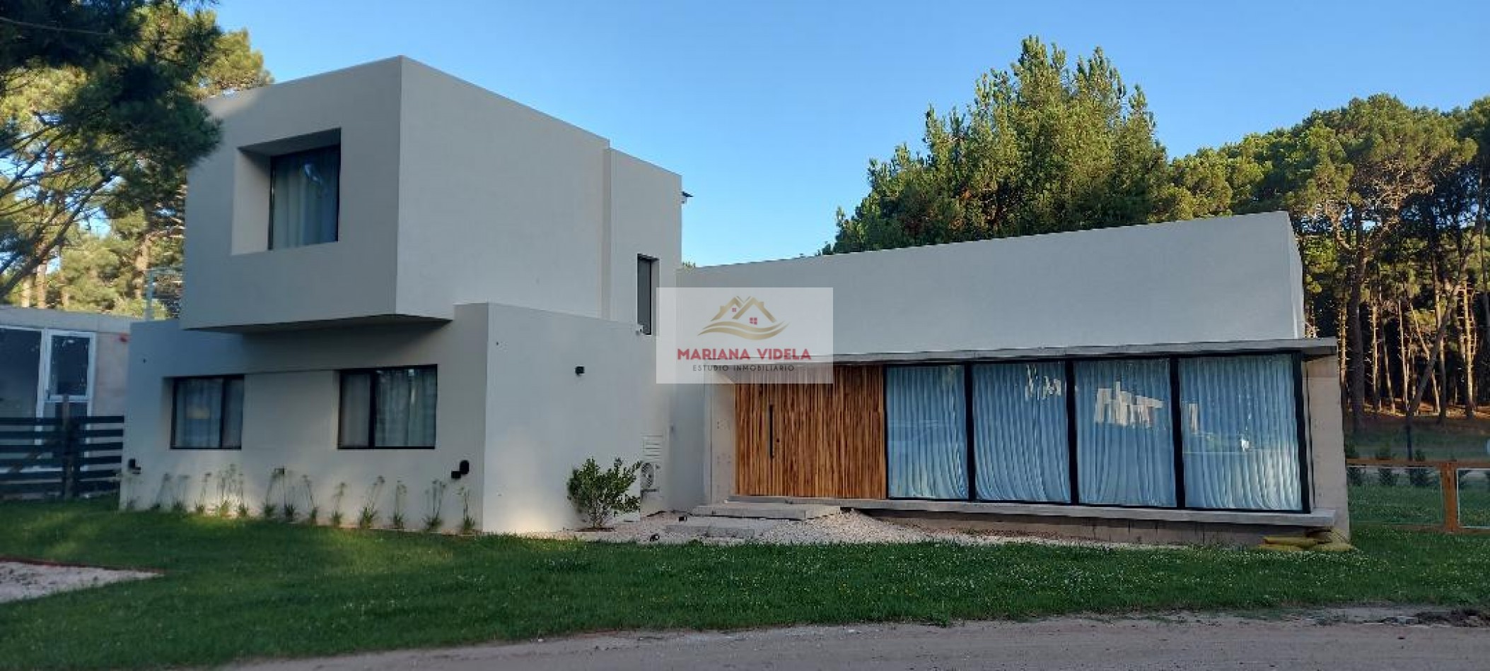 Casa en venta en Pinamar "LA BLANCA". Barrio Pioneros.