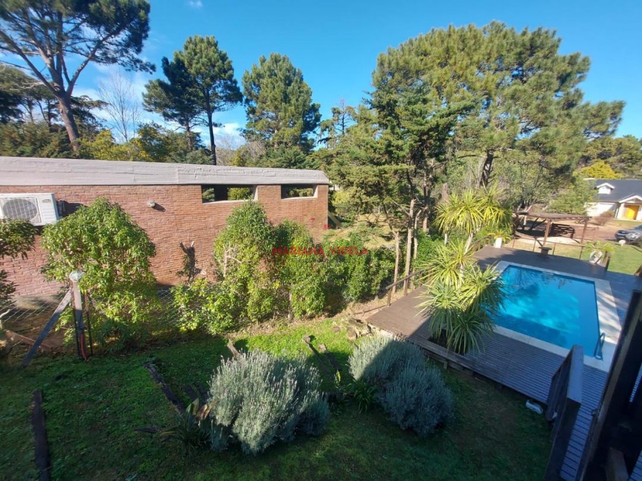 Casa en venta en Carilo, tipo cabaña.