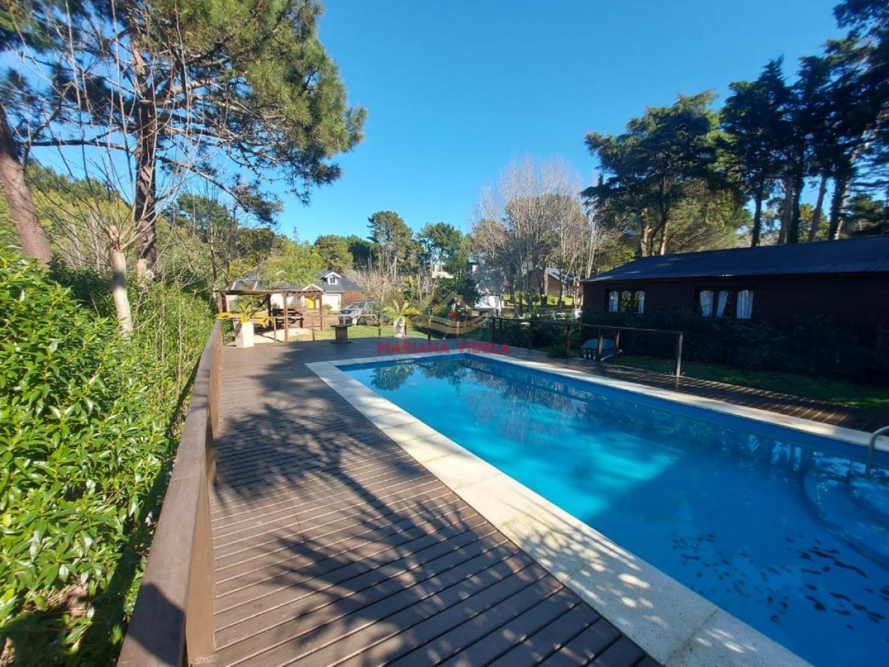Casa en venta en Carilo, tipo cabaña.