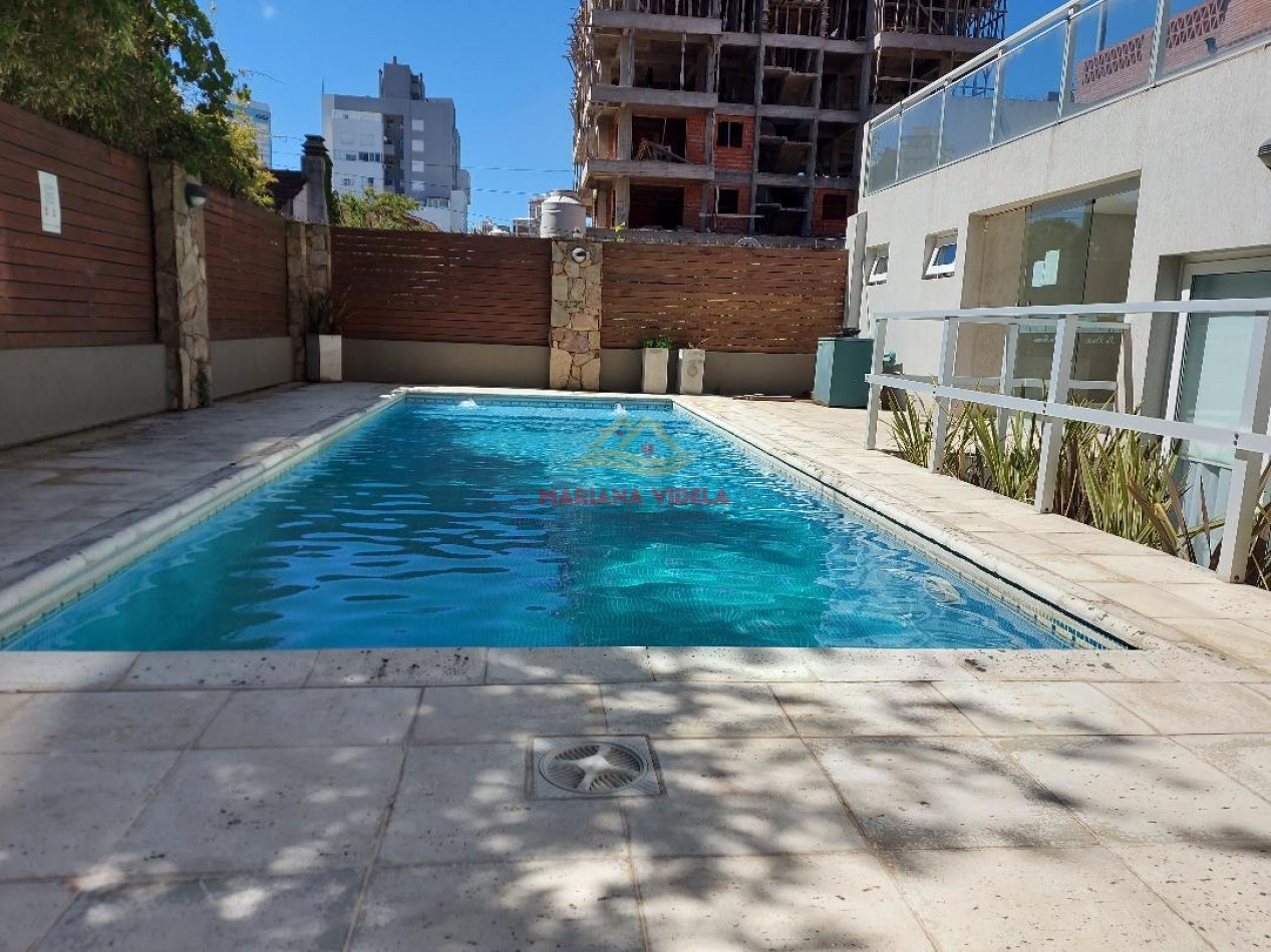 Departamento Monoambiente en alquiler Hasta Noviembre 2025. Pinamar Centro. Cochera y amenities.