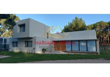 Casa en venta en Pinamar "LA BLANCA".  Barrio Pioneros. 