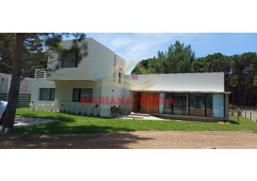 Casa en venta en Pinamar "LA BLANCA".  Barrio Pioneros. 