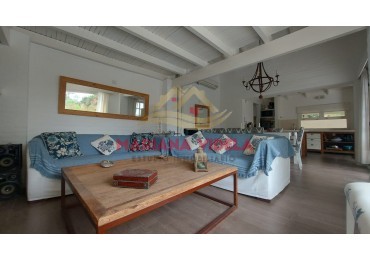 Casa en venta en Zona Golf de Pinamar. 