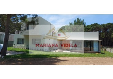 Casa en venta en Pinamar "LA BLANCA". Barrio Pioneros.